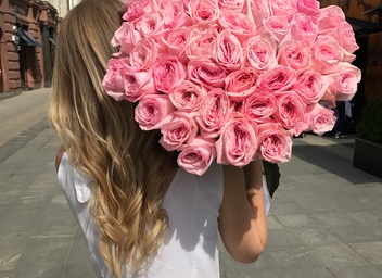 Сколько роз можно дарить девушке?