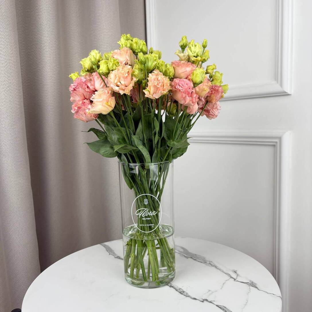 Букет из розового лизиантуса в вазе