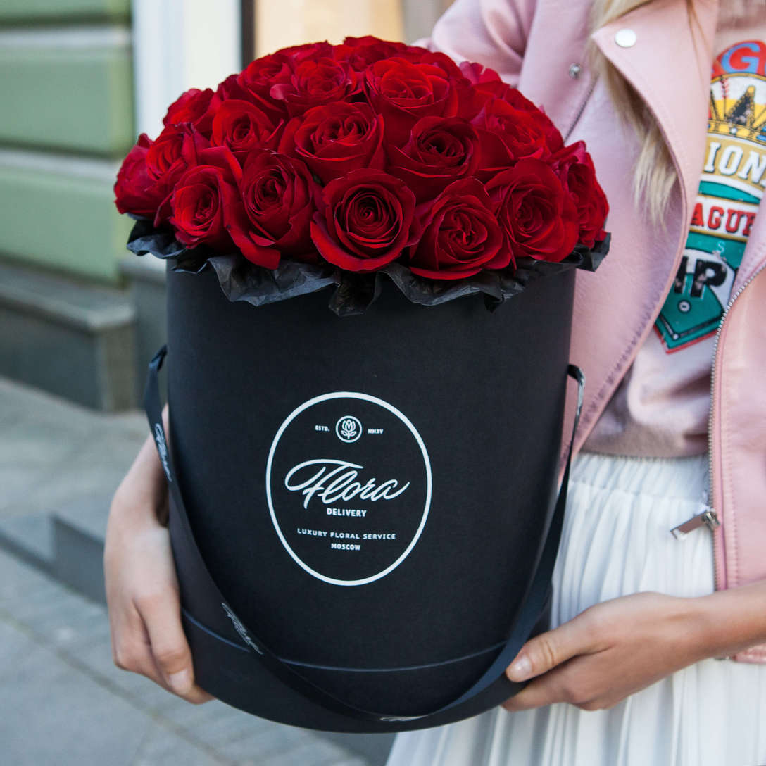 Шляпная коробка Grand с красными розами  BLVCK