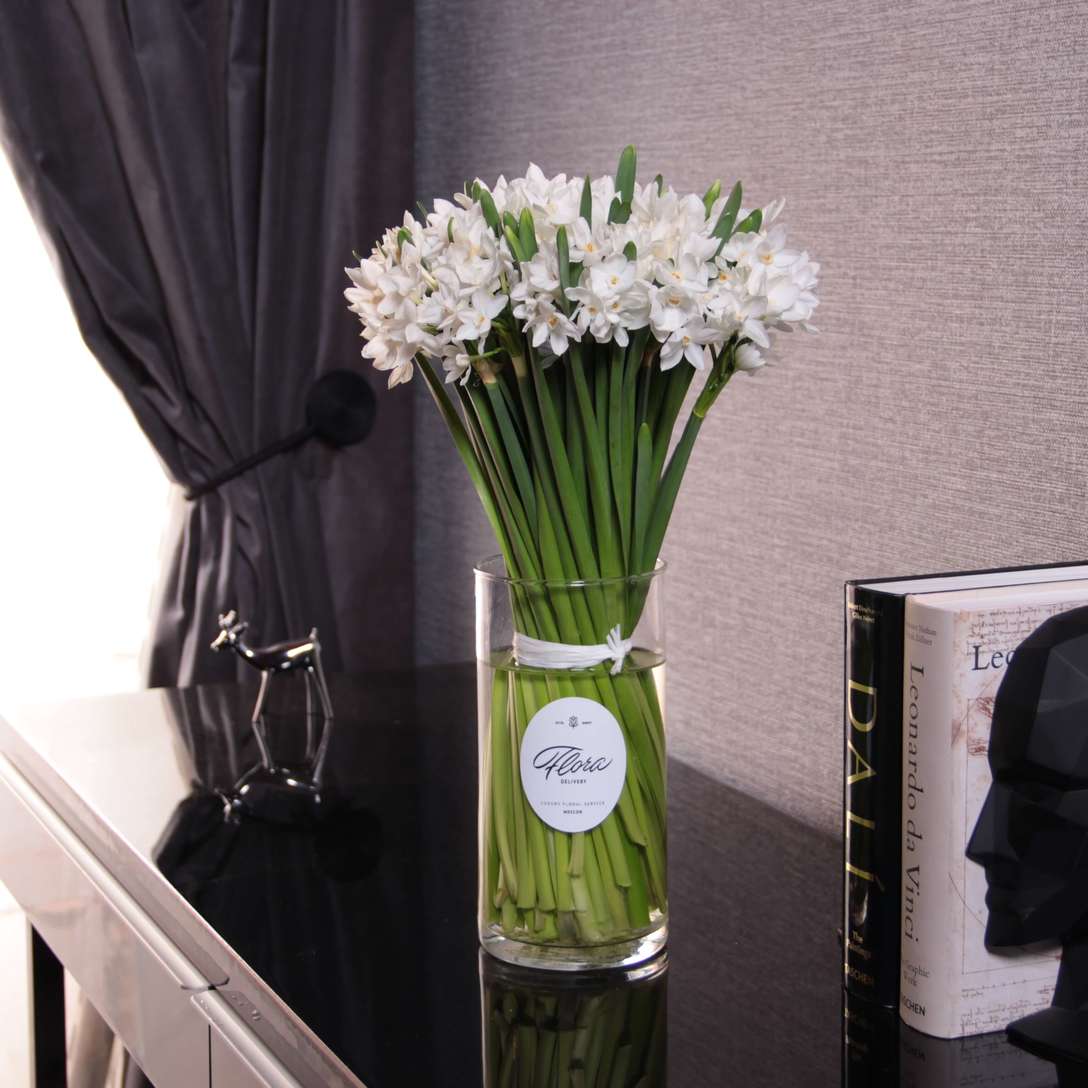 Букет из белых нарциссов