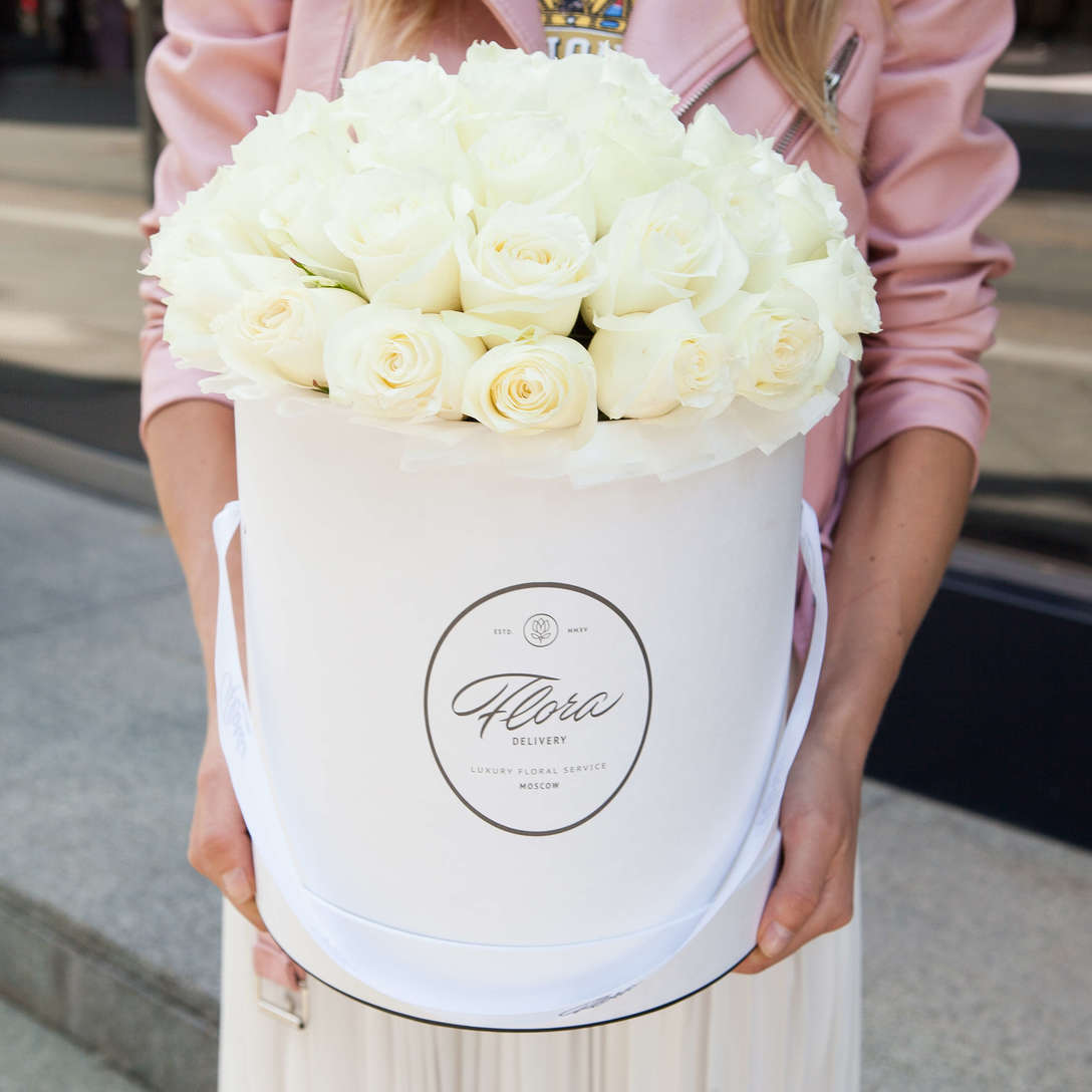 Шляпная коробка Grand с белыми розами  WHITE