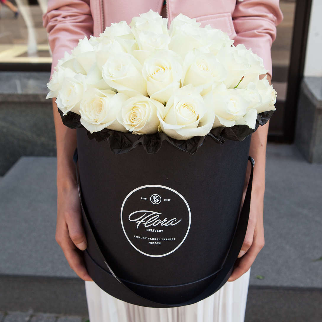 Шляпная коробка Grand с белыми розами  BLVCK