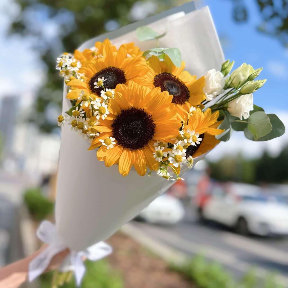 Букет из подсолнухов и ромашек