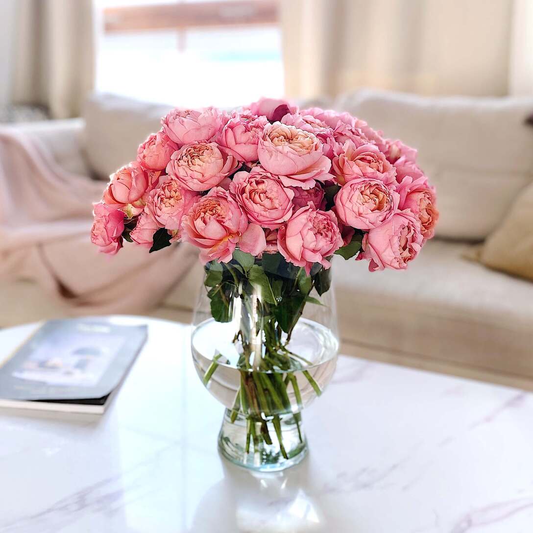 Букет из 15 кустовых роз Juliet в вазе