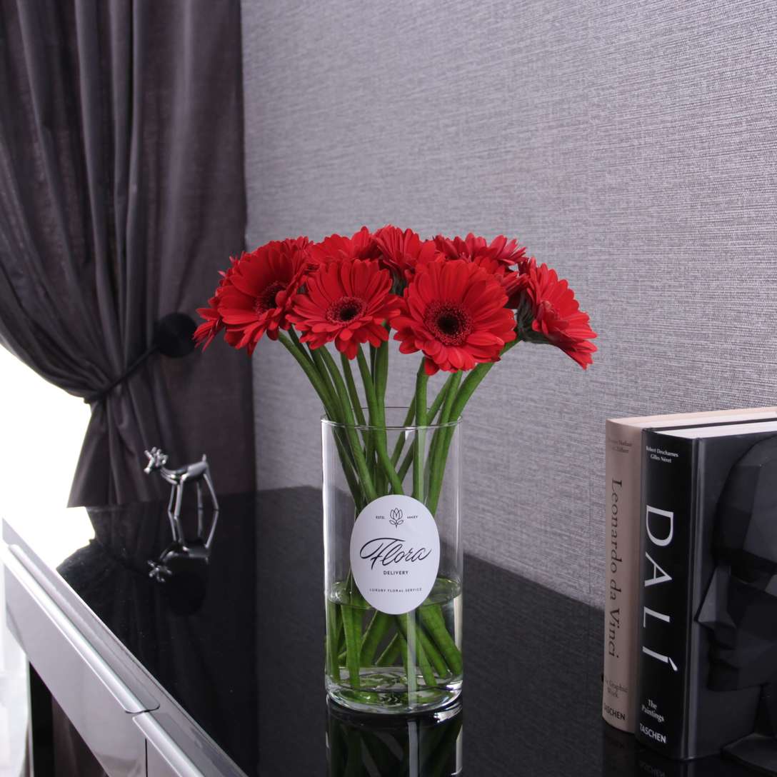 Букет из красных Гербер в вазе