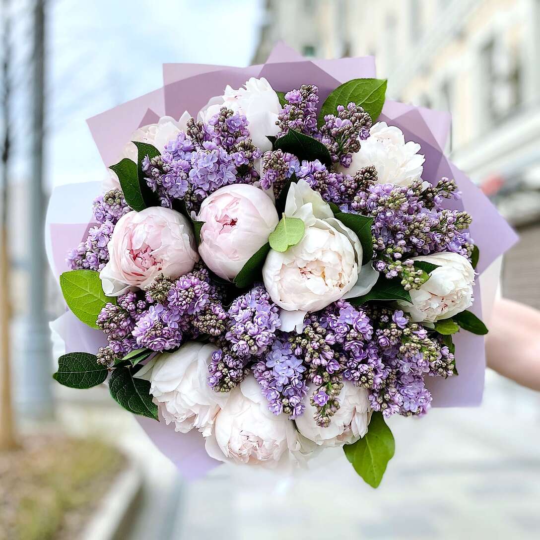 Букет с сиренью и пионами 