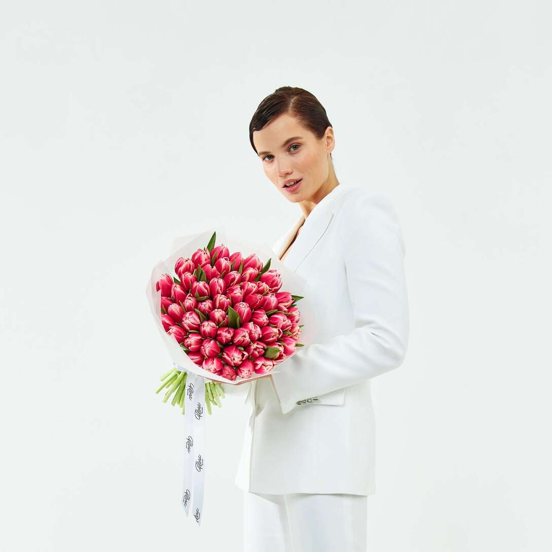 Букет из 51 малиновых тюльпанов 