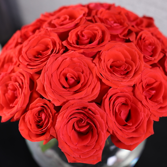 Букет из 25 роз "Nina" в вазе сфера