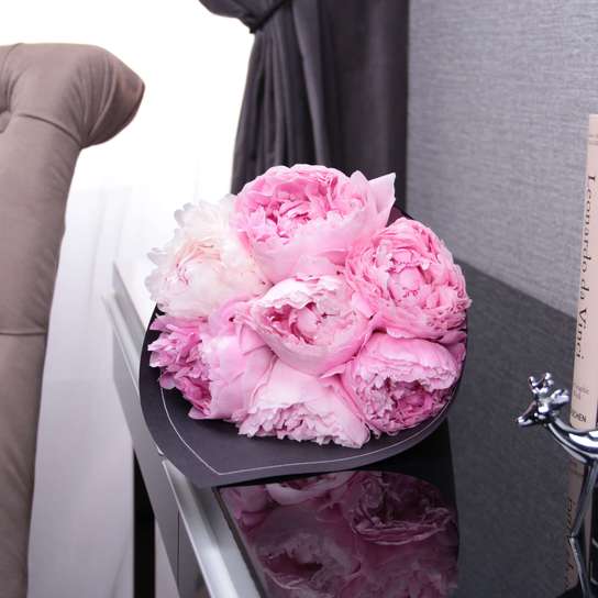 Букет из 7 пионов "Sarah Bernhardt" BLVCK