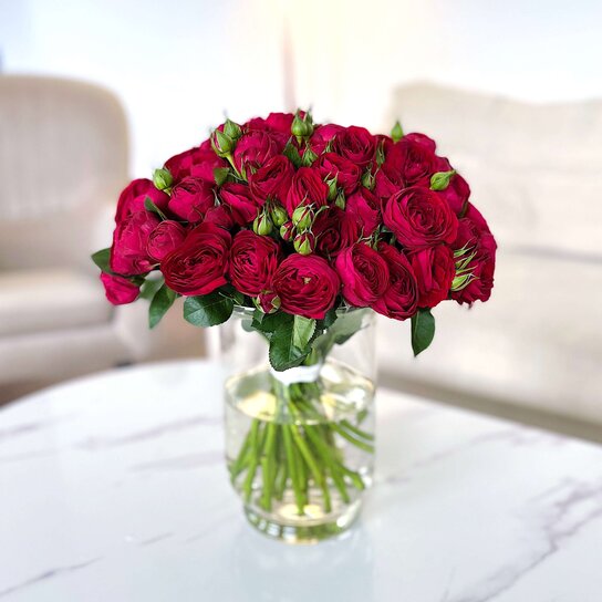Букет из 21 кустовой розы "Red Lace"
