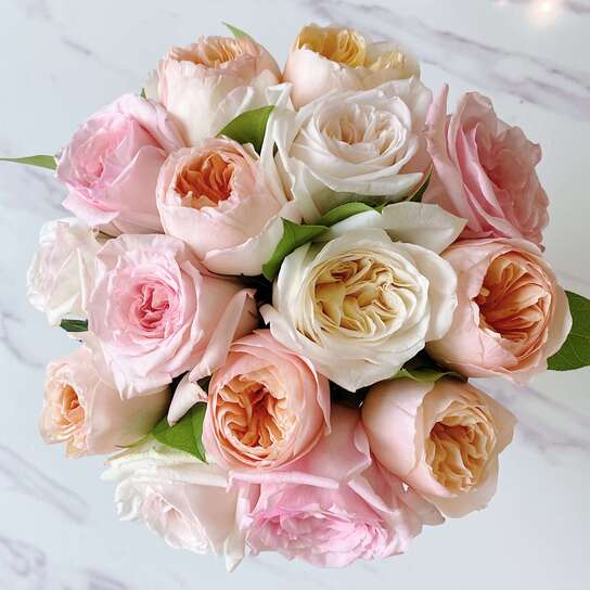 Микс садовых роз O'Hara и Austin Juliet в вазе