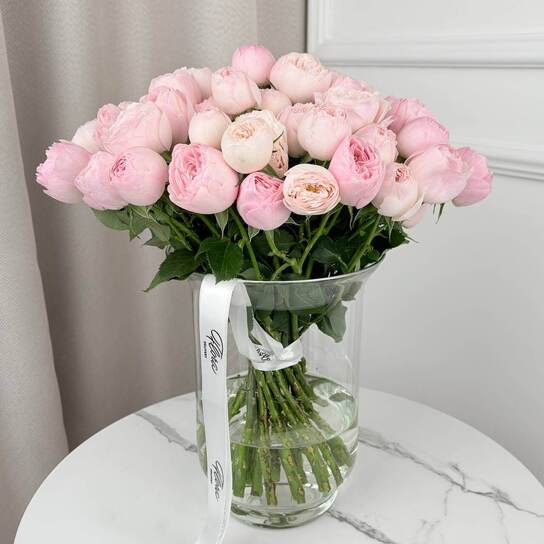 Букет из 25 кустовых роз Mansfield Park в вазе