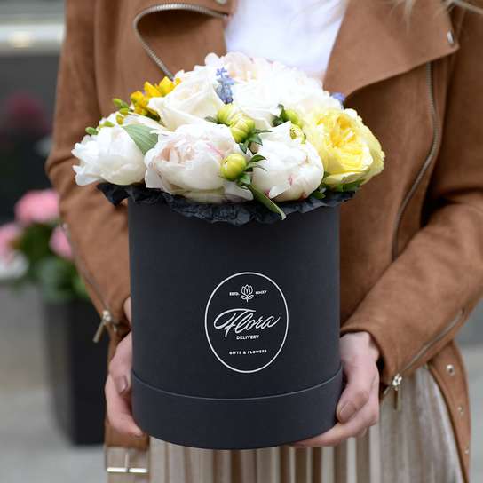 Букет "Fresh morning" в шляпной коробке Petit BLVCK