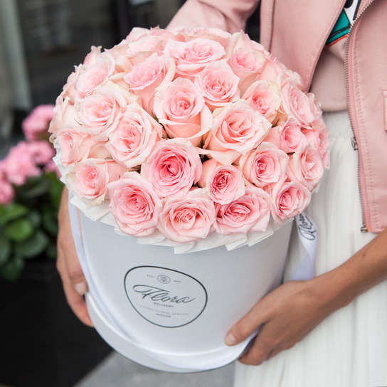 Шляпная коробка Grand с розовыми розами  WHITE