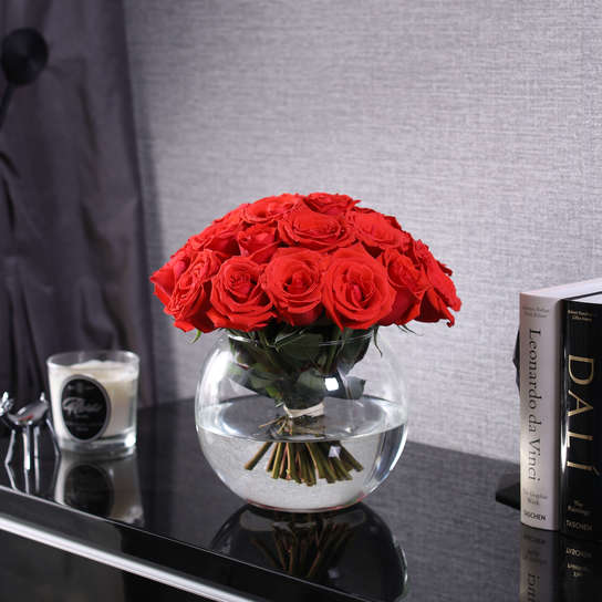 Букет из 25 роз "Nina" в вазе сфера