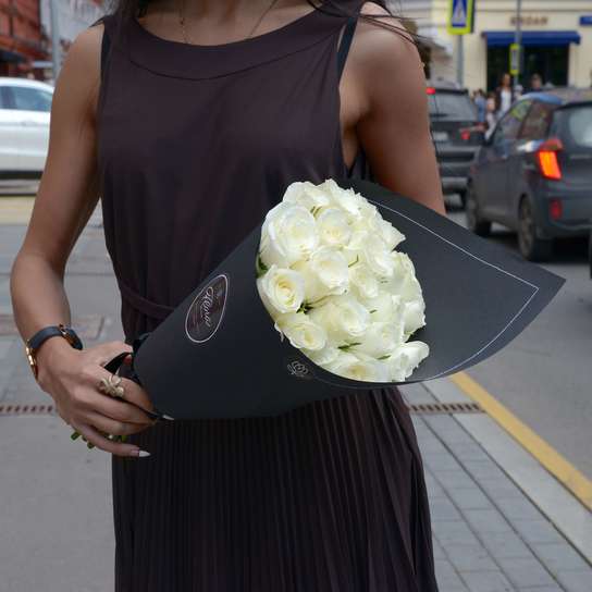 Букет из 21 розы "White Kenya" BLVCK