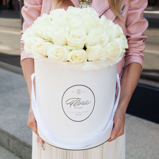 Шляпная коробка Grand с белыми розами  WHITE