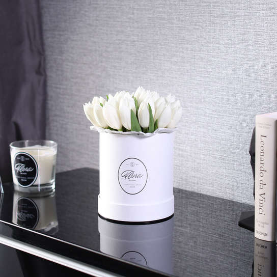 Белые тюльпаны в шляпной коробке Demi WHITE