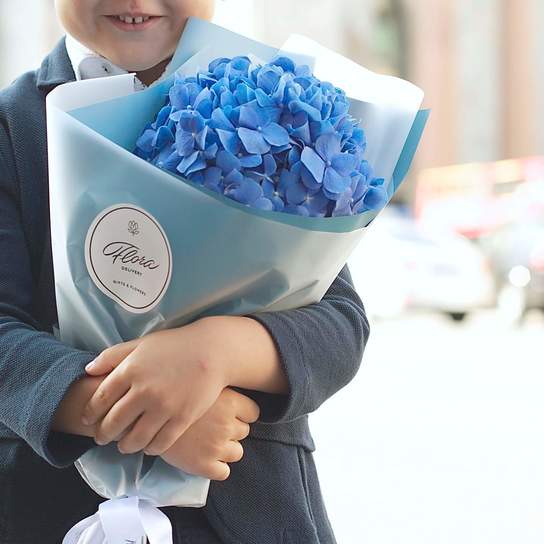 Букет из голубой гортензии в корейской кальке