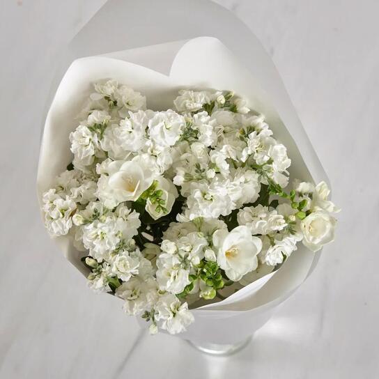 Букет из ароматной маттиолы и фрезии без вазы Фото 2