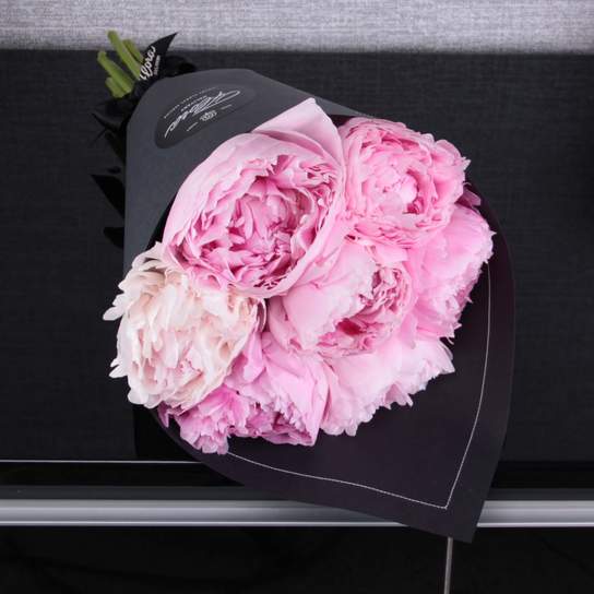 Букет из 7 пионов "Sarah Bernhardt" BLVCK