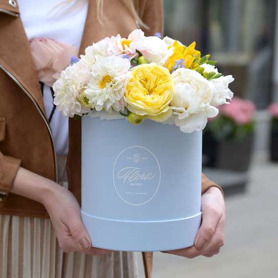 Букет "Fresh morning" в шляпной коробке Petit BLUE