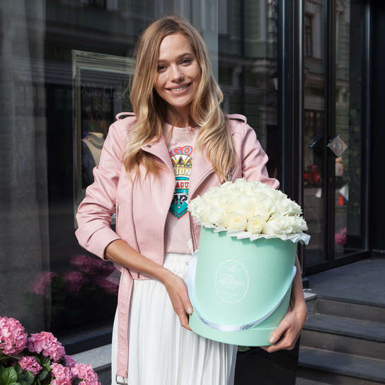 Шляпная коробка Grand с белыми розами GREEN