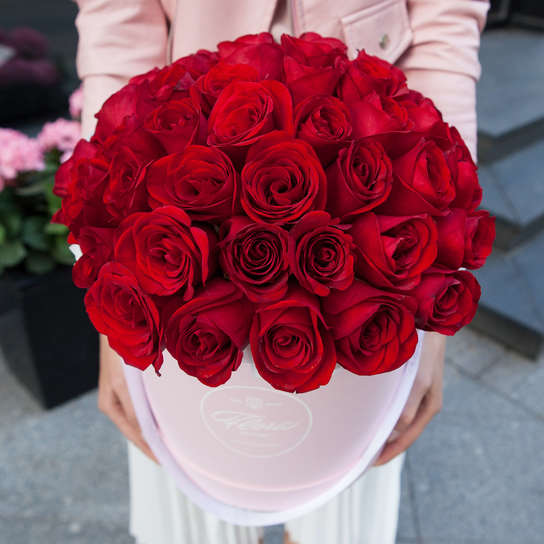 Шляпная коробка Grand с красными розами  PINK