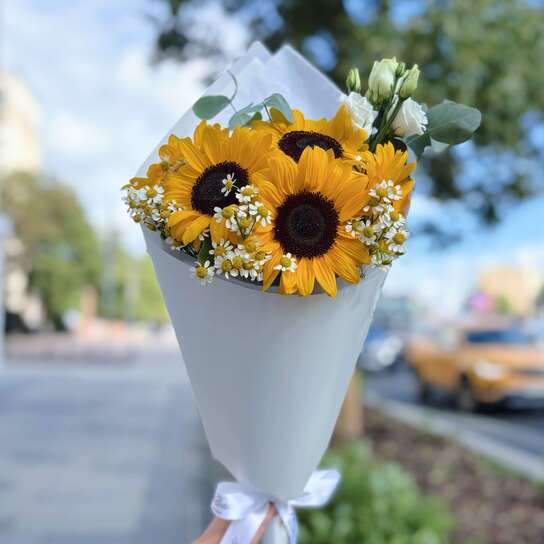 Букет из подсолнухов и ромашек