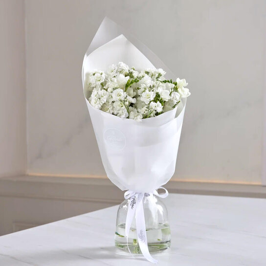 Букет из ароматной маттиолы и фрезии без вазы