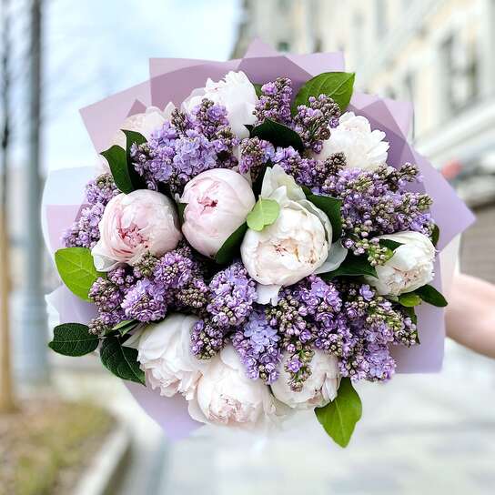 Букет с сиренью и пионами "Venesia"