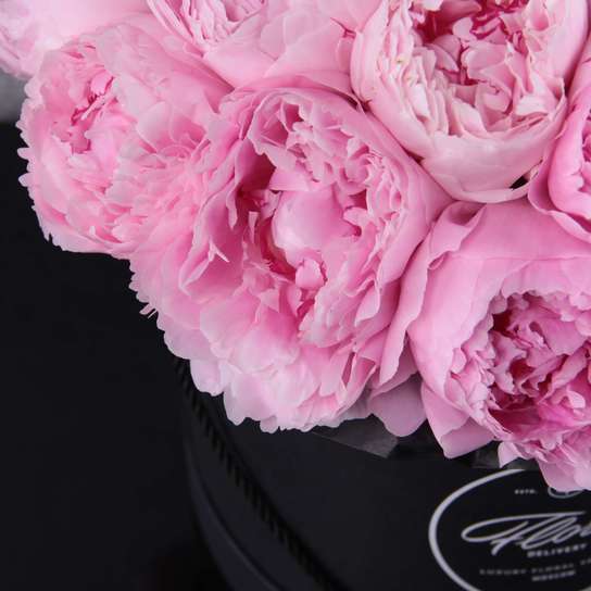 Шляпная коробка Grand "Пионы Sarah Bernhardt" BLVCK