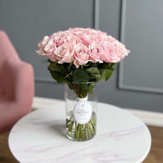 Букет из 31 розы "Sweet Escimo" в вазе