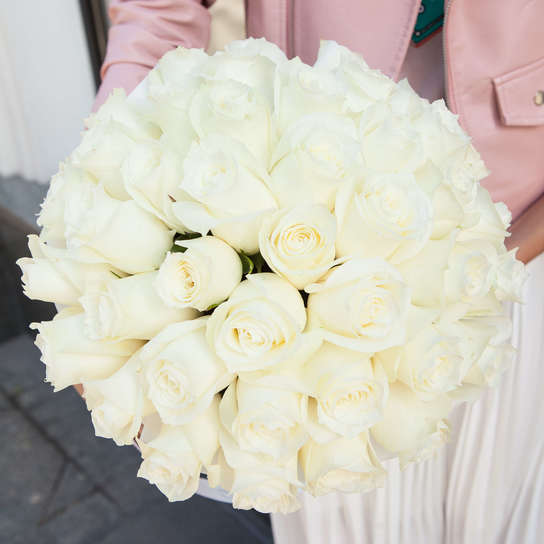 Шляпная коробка Grand с белыми розами GREEN