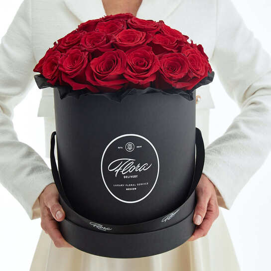 Шляпная коробка Grand "Розы красные Freedom" BLVCK