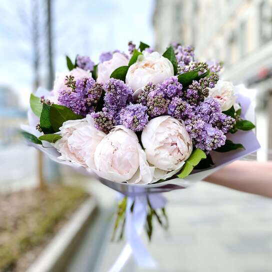 Букет с сиренью и пионами "Venesia"